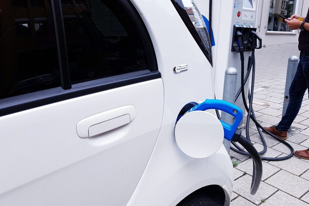 electric car, charging station, Electric Vehicles (EVs) Growth, New Year Car Market, Tata Motors, EV Models, MG Motor India, Mercedes-Benz, EV Offensive, Kia EV, Local Production, Sustainable Mobility, Consumer Adoption of EVs, Charging Ecosystem Development, Electric Cars